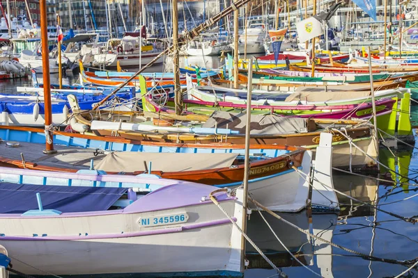 NICE, FRANCE, on JANUARY 8, 2017. The sun lights the numerous multi-colored boats moored in city port — Stock Photo, Image