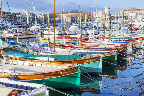 Nice, france, am 8. januar 2017. die sonne beleuchtet die zahlreichen bunten boote, die im stadthafen festmachen — Stockfoto