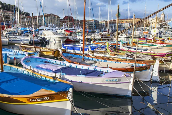 Nice, france, am 8. januar 2017. die sonne beleuchtet die zahlreichen bunten boote, die im stadthafen festmachen — Stockfoto