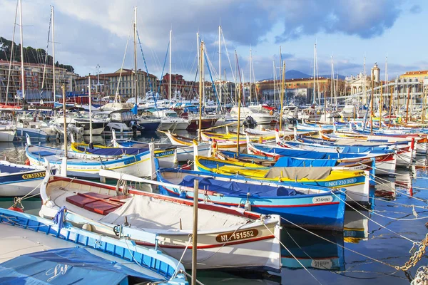 Niza, FRANCIA, el 8 de enero de 2017. El sol ilumina los numerosos barcos multicolores amarrados en el puerto de la ciudad — Foto de Stock
