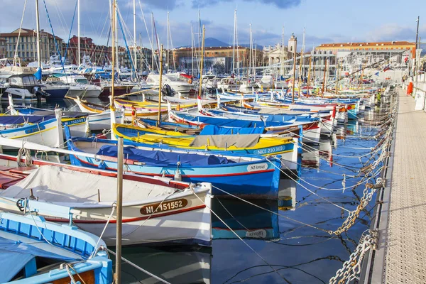 Nice, france, am 8. januar 2017. die sonne beleuchtet die zahlreichen bunten boote, die im stadthafen festmachen — Stockfoto