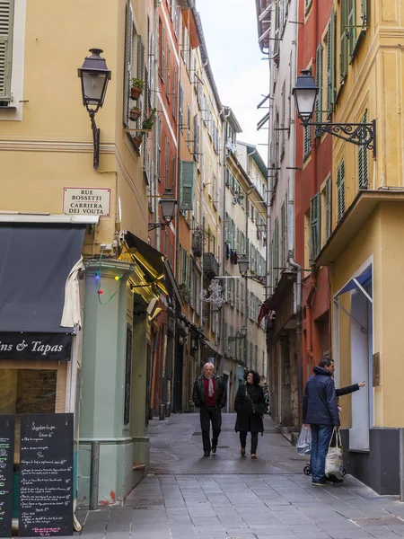 NICE, FRANCE, on JANUARY 8, 2017. Old houses in style, typical for Provence, make architectural appearance of downtown — Stock Photo, Image