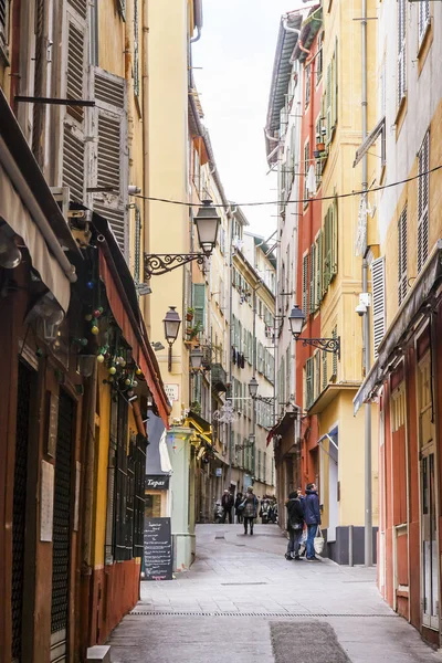 NICE, FRANCIA, il 8 GENNAIO 2017. Vecchie case in stile, tipiche della Provenza, fanno l'aspetto architettonico del centro — Foto Stock