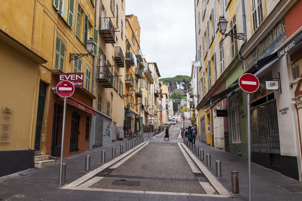 Nice, Frankrike, den 8 januari 2017. Gamla hus i stil, typisk för Provence, göra arkitektoniska utseende av downtown — Stockfoto