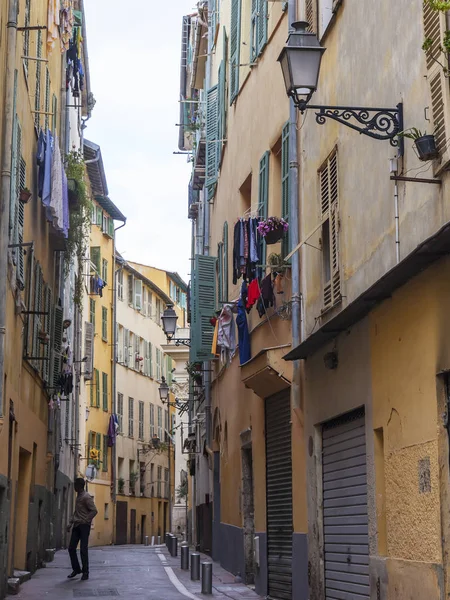 NICE, FRANCE, on JANUARY 8, 2017. Old houses in style, typical for Provence, make architectural appearance of downtown — Stock Photo, Image