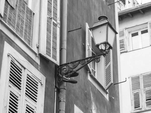 Nice, france, am 8. Januar 2017. eine schöne antike Lampe vor dem Hintergrund der Architektur der Altstadt — Stockfoto