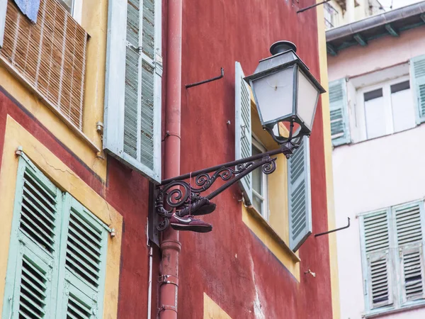 Niza, FRANCIA, el 8 de enero de 2017. Una hermosa lámpara antigua sobre el fondo de la arquitectura de la ciudad vieja —  Fotos de Stock