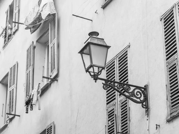 NICE, FRANÇA, em 8 de janeiro de 2017. Uma bela lâmpada antiga contra o fundo da arquitetura da cidade velha — Fotografia de Stock