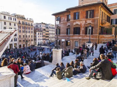 Roma, İtalya, 5 Şubat 2017. İnsanlar işareti yerler şehrin biri olan İspanyol merdivenin dinlen