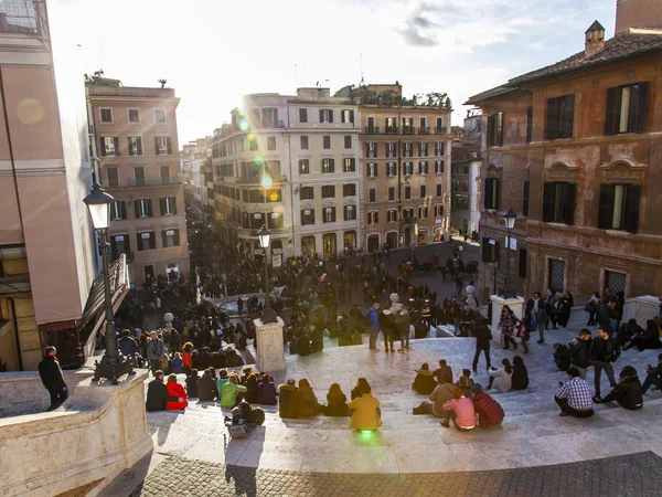 ROME, ITALIE, le 5 mars 2017. Les gens se reposent sur l'échelle espagnole qui est l'un des signes touristiques de la ville — Photo