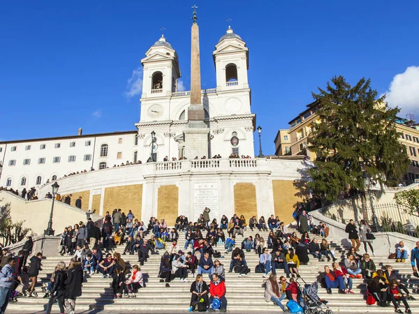 ROME, ITALIE, le 5 mars 2017. Les gens se reposent sur l'échelle espagnole qui est l'un des signes touristiques de la ville — Photo