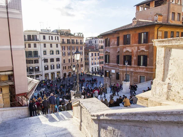 Rzym, Włochy, w dniu 5 marca 2017. Ludzie mają przerwę na hiszpański drabiny, która jest jednym z zabytków miasta znak — Zdjęcie stockowe