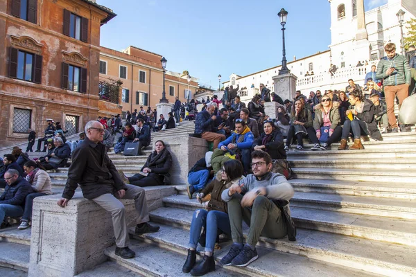 Rome (Italië), op 5 maart 2017. Mensen hebben een rust op de Spaanse ladder die tot de teken bezienswaardigheden van de stad behoort — Stockfoto