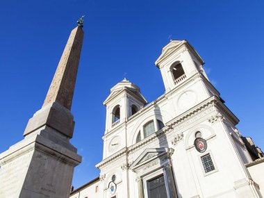 Roma, İtalya, 5 Şubat 2017. Güneş ışıkları Santissima Trinita al Monte Pincio kilise vershena işareti yerler şehrin biri olan İspanyol merdivenin üzerinde