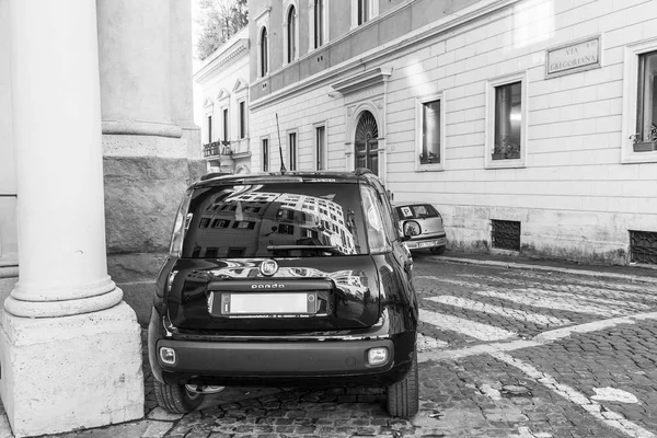 ROME, ITALIE, le 5 mars 2017. Les bâtiments historiques se reflètent dans une fenêtre de voiture — Photo
