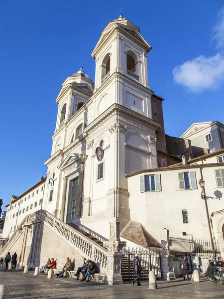 Rzym, Włochy, w dniu 5 marca 2017. Słońce świeci Kościoła Santissima Trinita al Monte Pincio na vershena hiszpański drabiny, która jest jednym z zabytków miasta znak — Zdjęcie stockowe