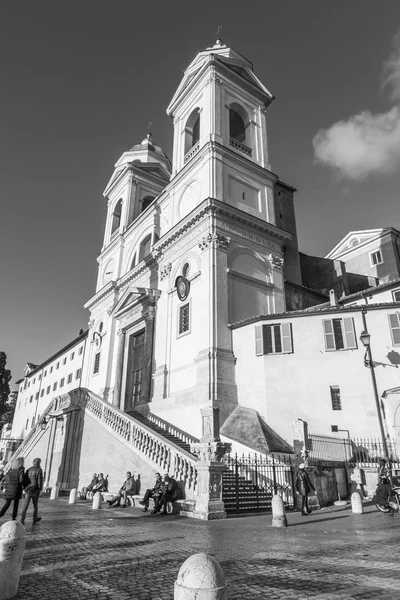 Roma, İtalya, 5 Şubat 2017. Güneş ışıkları Santissima Trinita al Monte Pincio kilise vershena işareti yerler şehrin biri olan İspanyol merdivenin üzerinde — Stok fotoğraf