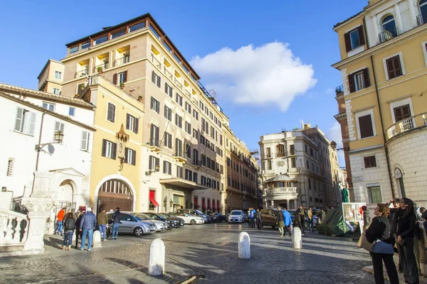 Rome (Italië), op 5 maart 2017. Mensen gaan langs de mooie straat in een historische deel van de stad — Stockfoto