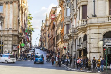 Roma, İtalya, 5 Şubat 2017. Şehrin tarihi kesiminde güzel cadde boyunca insanlar gider