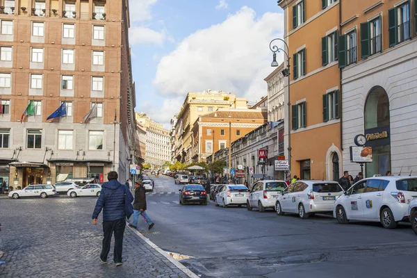 Rome (Italië), op 5 maart 2017. Mensen gaan langs de mooie straat in een historische deel van de stad — Stockfoto