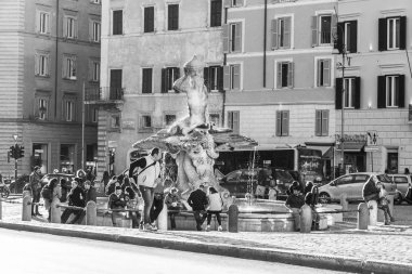 Roma, İtalya, 5 Şubat 2017. İnsanlar Barberini Meydanı'nda Fontana del üç tonlu (istek bir kentsel VIII baba tarafından 1642 yılında oluşturulan Giovanni Lorenzo Bernini) yakınındaki bir dinlen