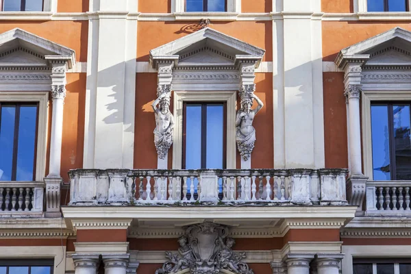 ROMA, ITALIA, il 5 marzo 2017. Il sole illumina un frammento di un antico complesso architettonico — Foto Stock