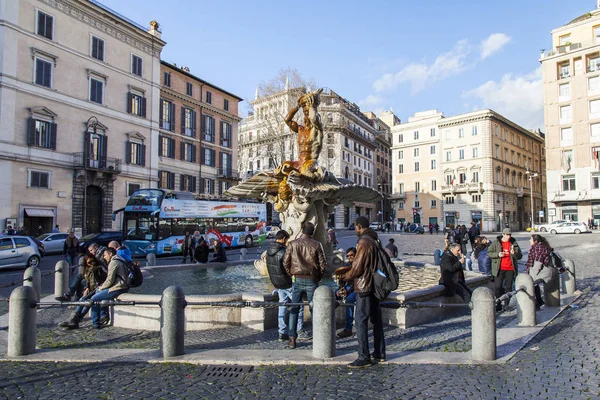 Rome (Italië), op 5 maart 2017. Mensen hebben een rust in de buurt van Fontana del Tritone (de gemaakte Giovanni Lorenzo Bernini in 1642 op verzoek van de vader van Urbanus Viii) op het Barberini-plein — Stockfoto