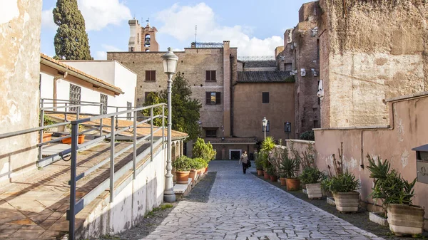 ROME, ITALY, on March 5, 2017. The sun lights a fragment of an architectural complex in a historical part of the city — Stock Photo, Image