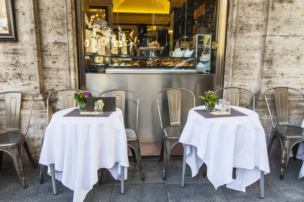 Rom, italien, am 5. März 2017. Straßencafé in einem historischen Teil der Stadt — Stockfoto