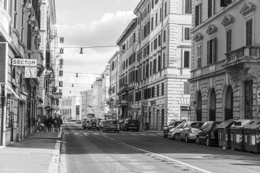 Roma, İtalya, 5 Şubat 2017. Şehrin tarihi kesiminde güzel cadde boyunca insanlar gider