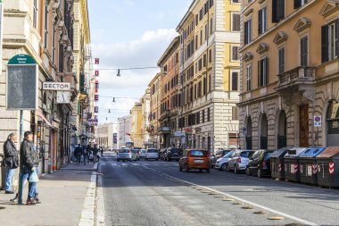 Roma, İtalya, 5 Şubat 2017. Şehrin tarihi kesiminde güzel cadde boyunca insanlar gider