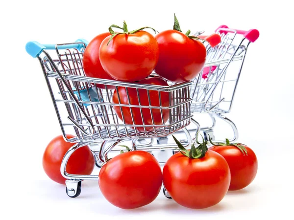 Frische reife Tomaten liegen im winzigen Einkaufswagen — Stockfoto