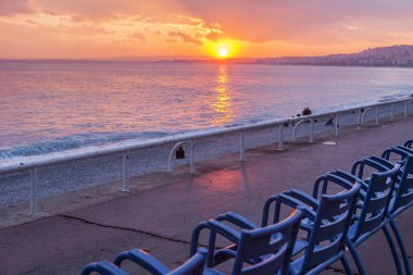 Gün batımı çakıl plajı bilir ve bir denizin dalgaları sörf