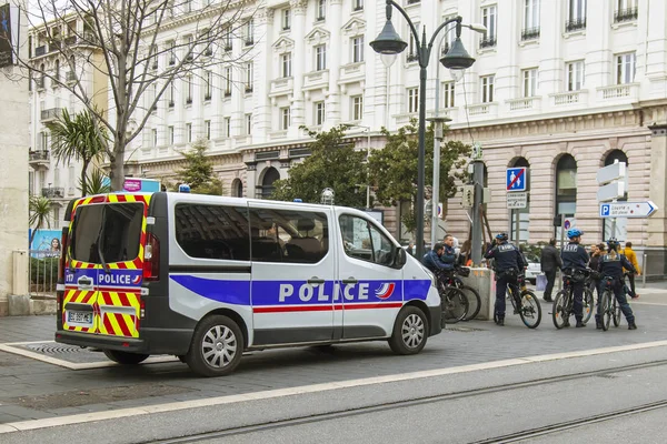 NICE, FRANCE, on JANUARY 9, 2017. The police car goes on Jean Madsen Avenue, the main city street — Stock Photo, Image