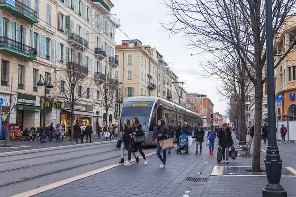 Niza, FRANCIA, el 8 de enero de 2017. El moderno tranvía de alta velocidad va por la calle de la ciudad —  Fotos de Stock