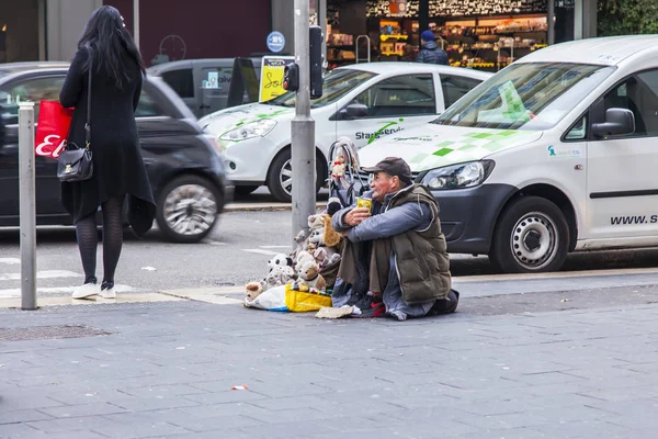 Niza, FRANCIA, en Enero 12, 2017. Los indigentes se sientan en la avenida de Jean Madsen — Foto de Stock