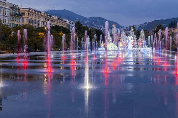 NICE, FRANCE, on JANUARY 9, 2017. Evening illumination lights the beautiful flat fountain on promenade du paillon-park — Stock Photo, Image