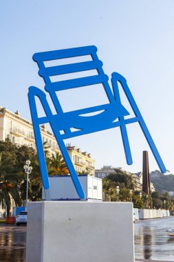 Güzel, Fransa, üzerinde 9 Ocak 2017. Nice simgelerinden birini Promenade des Anglais üzerinde mavi bir sandalye şeklinde bir heykel bilir