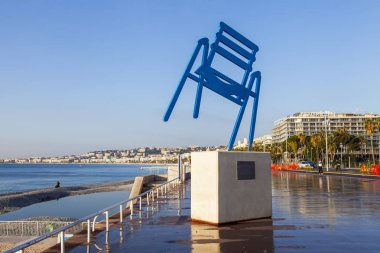 Güzel, Fransa, üzerinde 9 Ocak 2017. Nice simgelerinden birini Promenade des Anglais üzerinde mavi bir sandalye şeklinde bir heykel bilir