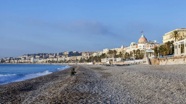 NICE, FRANCIA, il 9 GENNAIO 2017. Promenade des Anglais - il principale argine della città, uno dei più belli del mondo, si estende lungo il mare e la spiaggia . — Foto Stock