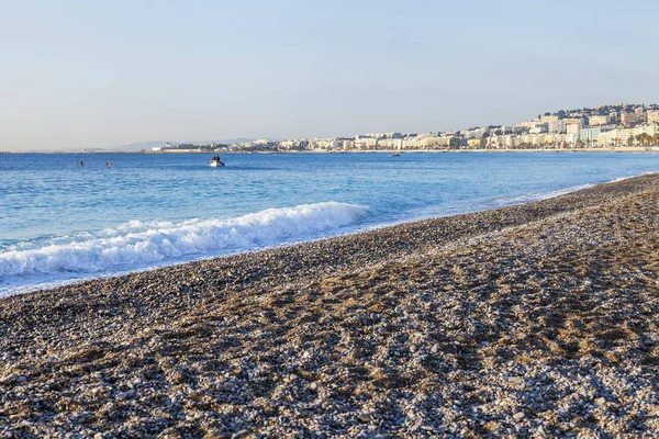 Niza, FRANCIA, en Enero 9, 2017. Promenade des Anglais - el terraplén principal de la ciudad, uno de los más bellos del mundo, se extiende a lo largo del mar y la playa . — Foto de Stock