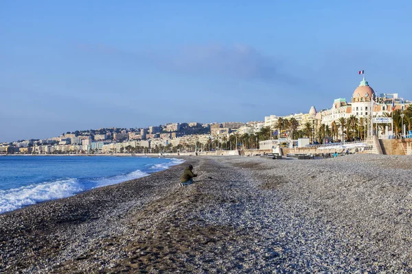 Nicea, Francja, na 9 stycznia 2017 r. Promenade des Anglais - głównym nabrzeżu miasta, jednym z najpiękniejszych na świecie, rozciąga się wzdłuż brzegu morza i plaży. — Zdjęcie stockowe