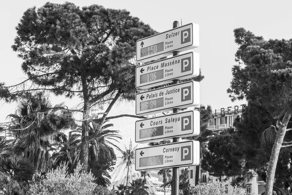 NICE, FRANCIA, il 9 GENNAIO 2017. Gli elementi di navigazione sulla strada della città specificano la direzione per le attrazioni — Foto Stock