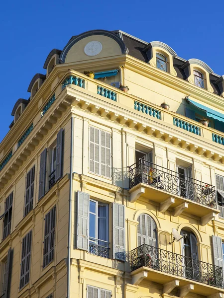 Nice, Frankrijk, op 9 januari 2017. Typische details voor een gevel van het gebouw aan de straat van de stad, karakteristiek van de Provence. — Stockfoto