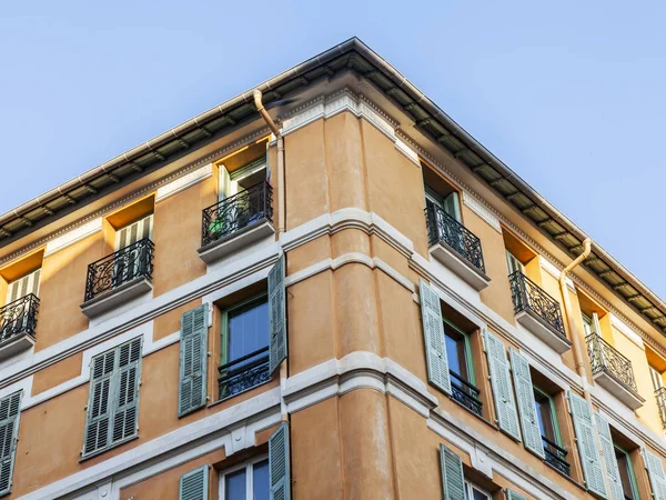 NICE, FRANCE, on JANUARY 9, 2017. Typical details of a facade of the building on the city street, characteristic of Provence. — Stock Photo, Image