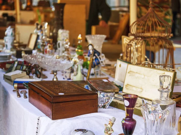 Nice, France, am 9. Januar 2017. die Sonne beleuchtet Vintage-Waren und Antiquitäten, die montags auf dem Flohmarkt marche du cours saleya - dem bekanntesten Markt der Provence - verkauft werden — Stockfoto