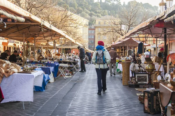 Nice, Frankrike, den 9 januari, 2017. Solen lyser vintage varor och antikviteter som på måndagar är till försäljning på loppmarknaden Marche Du Cours Saleya - den mest kända marknaden av Provence — Stockfoto