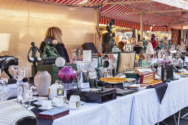 Güzel, Fransa, üzerinde 9 Ocak 2017. Vintage mal ve bit pazarı Marche Du Cours Saleya - Provence en bilinen piyasada satışa olan Pazartesi günleri antika bilir — Stok fotoğraf
