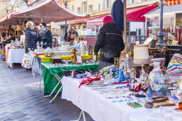 Nice, Francie, na 9 lednu 2017. Slunce svítí vinobraní zboží a starožitností, které v pondělí jsou v prodeji na bleším trhu Marche Du Cours Saleya - nejznámější trh Provence — Stock fotografie