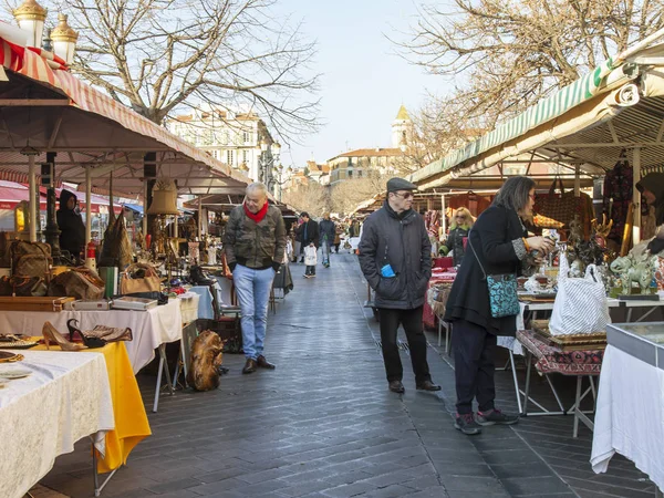 NICE, FRANÇA, em 9 de janeiro de 2017. O sol ilumina bens vintage e antiguidades que às segundas-feiras estão à venda no mercado de pulgas Marche Du Cours Saleya - o mercado mais conhecido da Provença — Fotografia de Stock